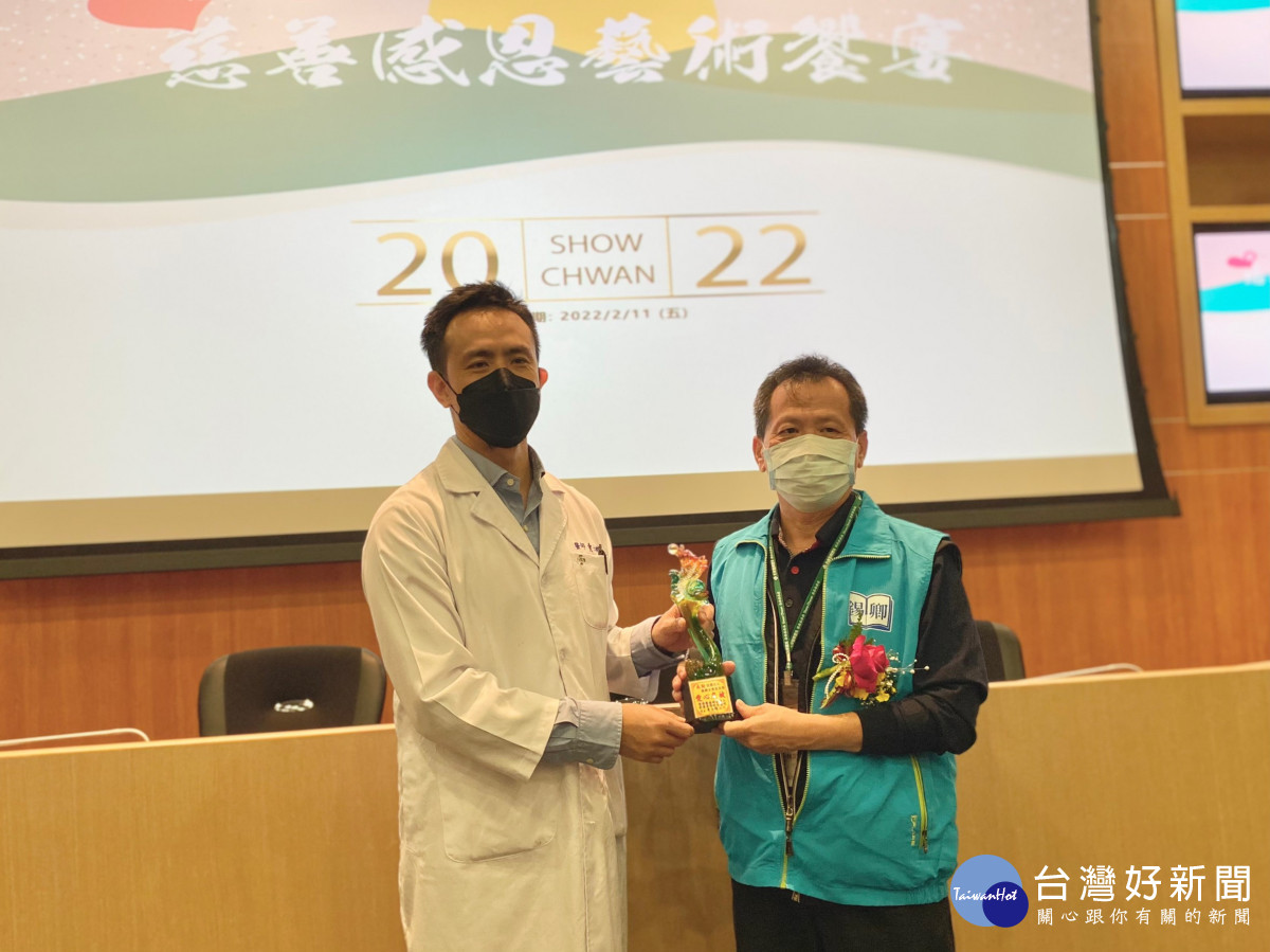 彰濱秀傳黃士維院長致送感恩奬盃給錫卿文教基金會，由王楨文董事代表接受。圖／彰濱秀傳醫院提供