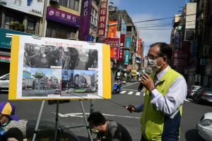 林世賢市長說明三角公園景觀改善工程會做到盡善盡美。