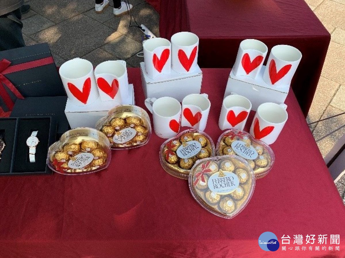 參加活動在拍照牆上寫下最浪漫的一句話給對方，並上傳放閃相片於FB#我與情人在淡水碼頭，即可獲得巧克力一盒（限量50組）