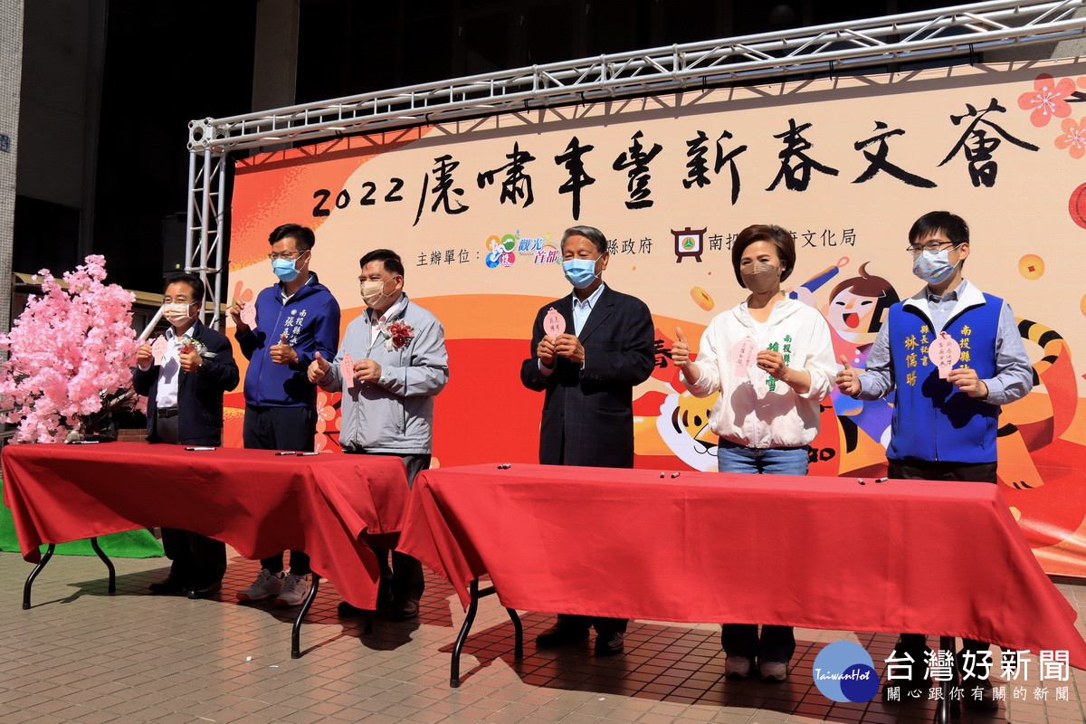 來賓們寫下新春心願卡。（記者扶小萍攝）