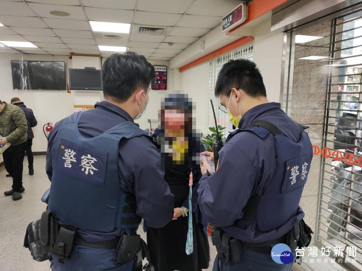 婦人投資虛擬幣險被詐騙，中壢警方及時攔阻<br />
<br />
