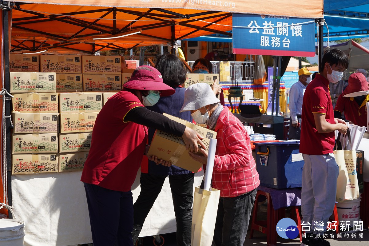 世界佛教正心會行動佛殿146站屏東高樹，該會提供民生物資關懷弱勢家庭