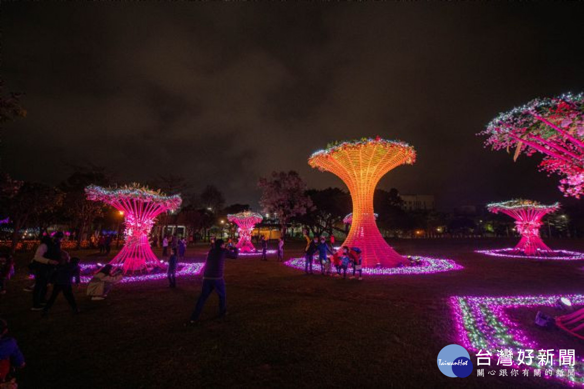 「桃花林」主燈立起1座6公尺高、6座4公尺高的巨型LED燈光花樹