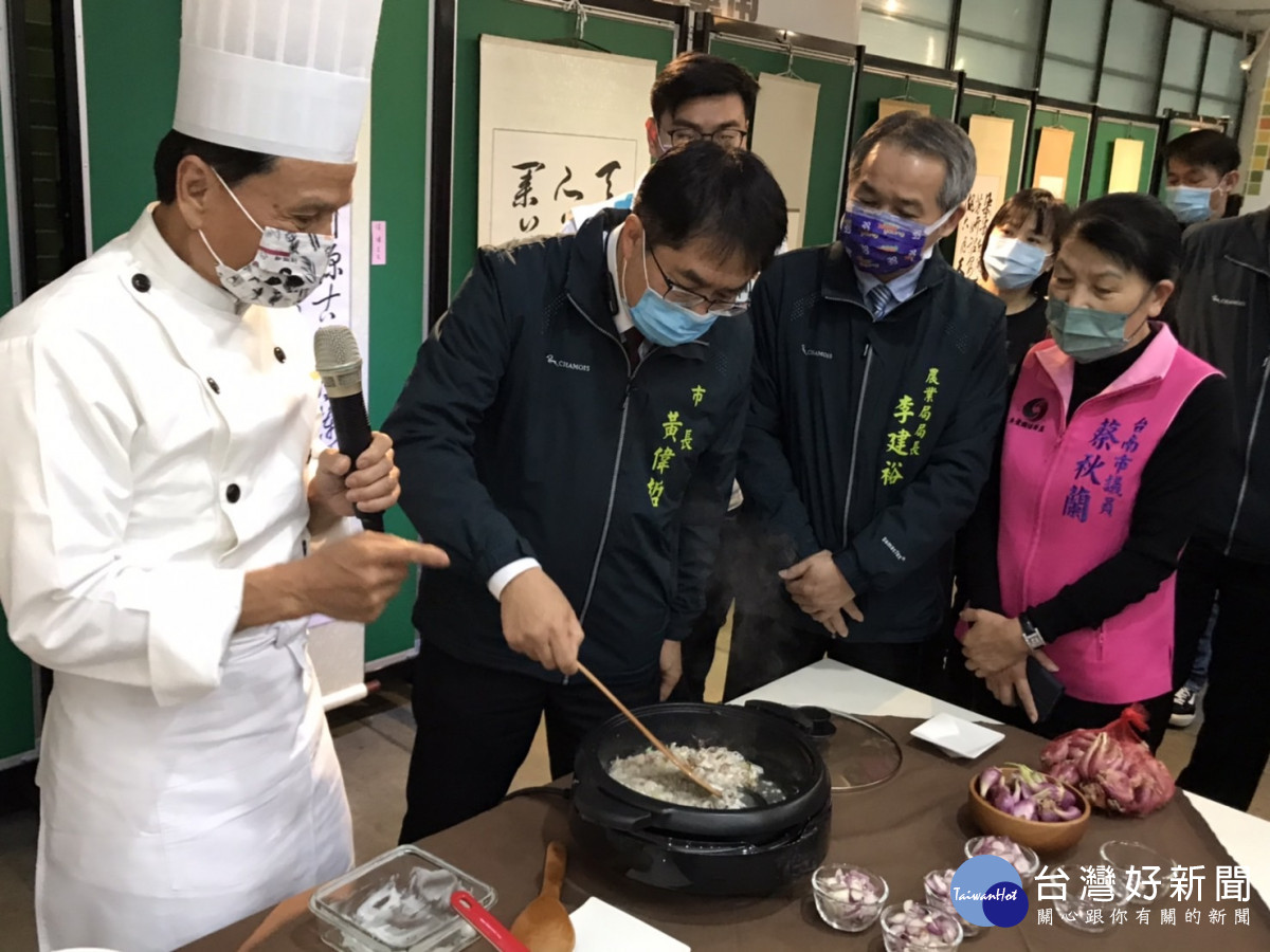 台南市是紅蔥頭主要產地，南市府將舉辦行銷活動，市長黃偉哲親自示範炸紅蔥酥油。