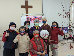 板橋榮家協助長輩們彩繪燈籠，並安排了猜燈謎活動