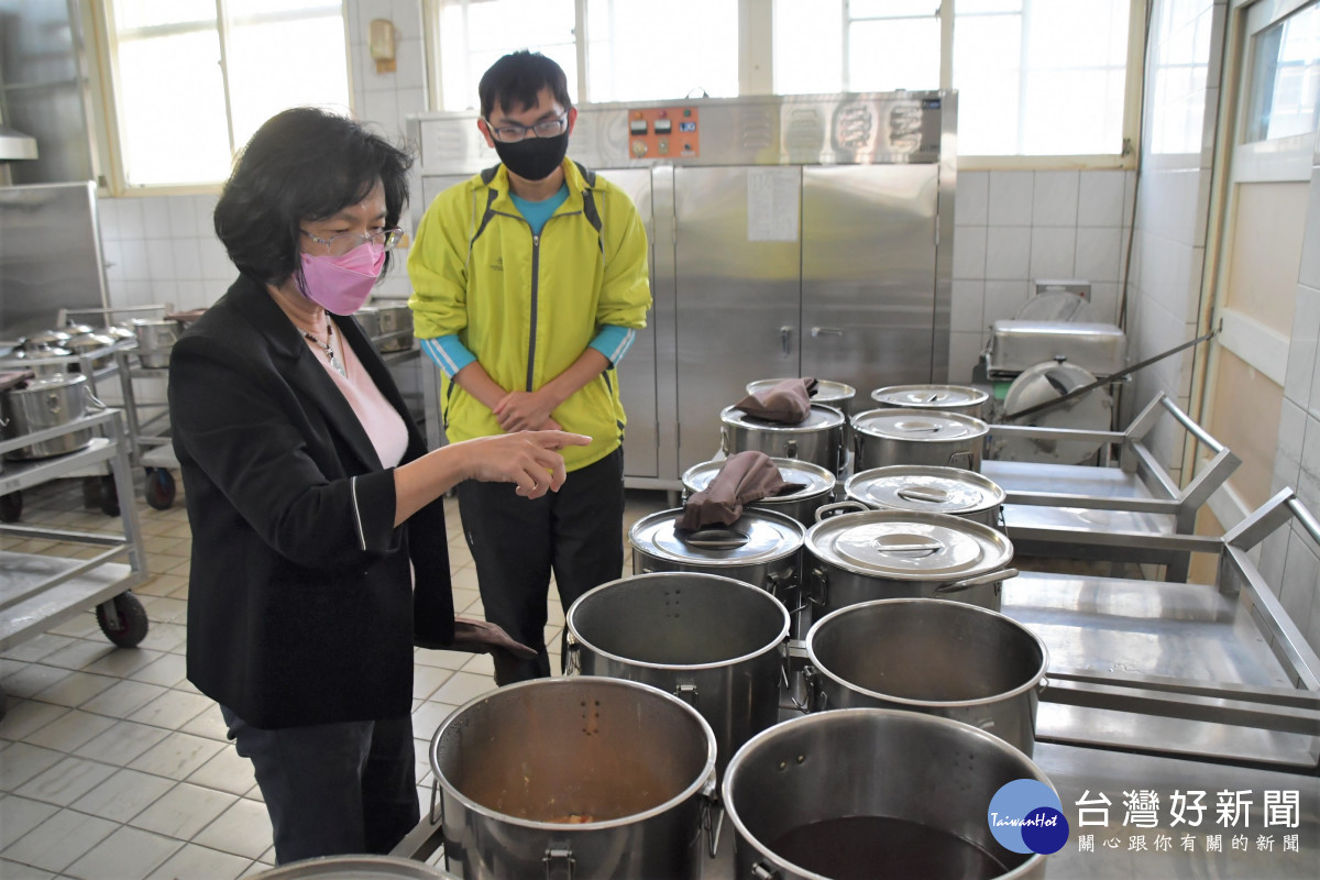 縣長王惠美關心新水國小營養午餐。圖／彰化縣政府提供