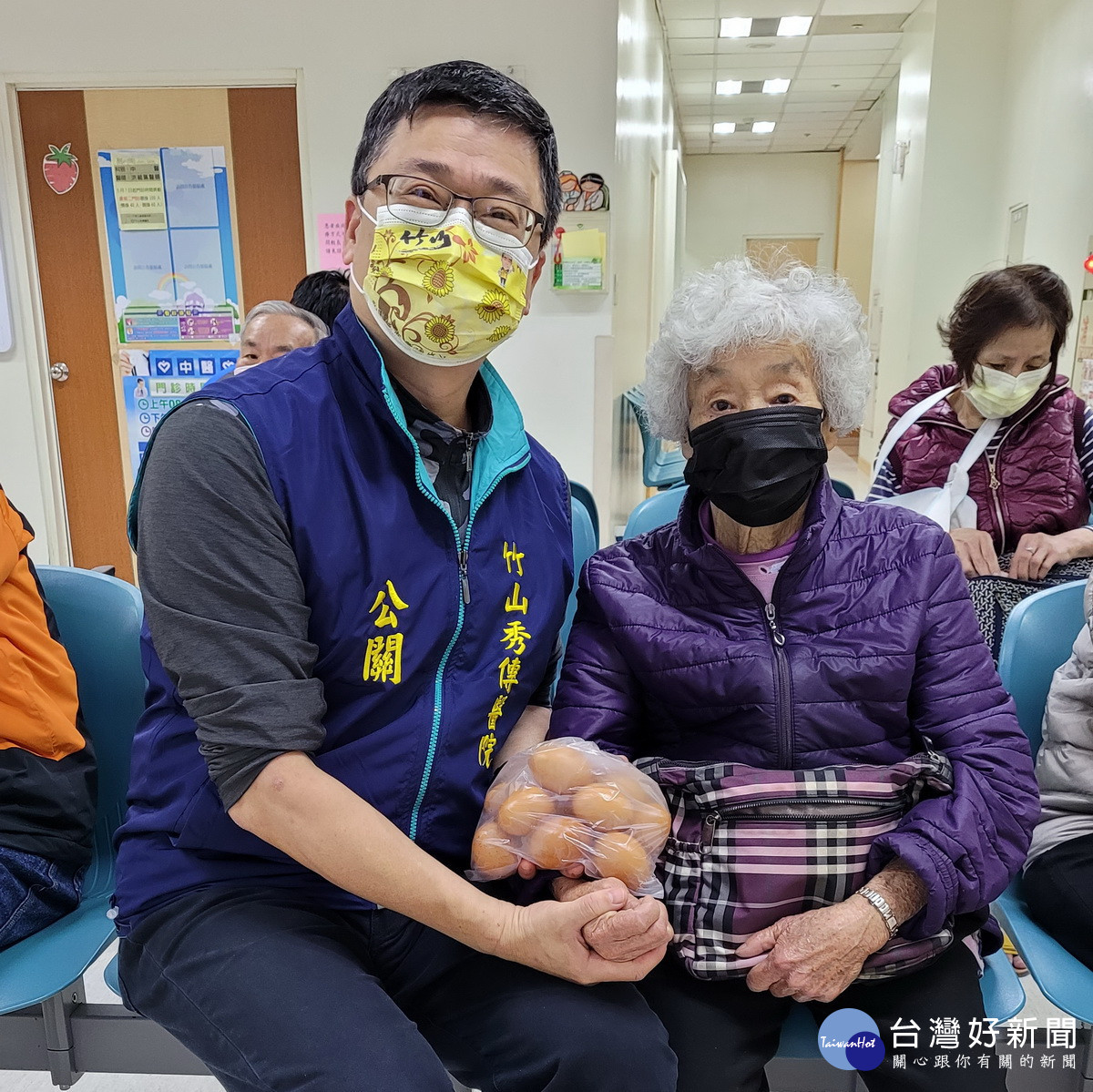 阿嬤拿著自家雞蛋來到竹秀找尋陳護理師。（竹秀提供）