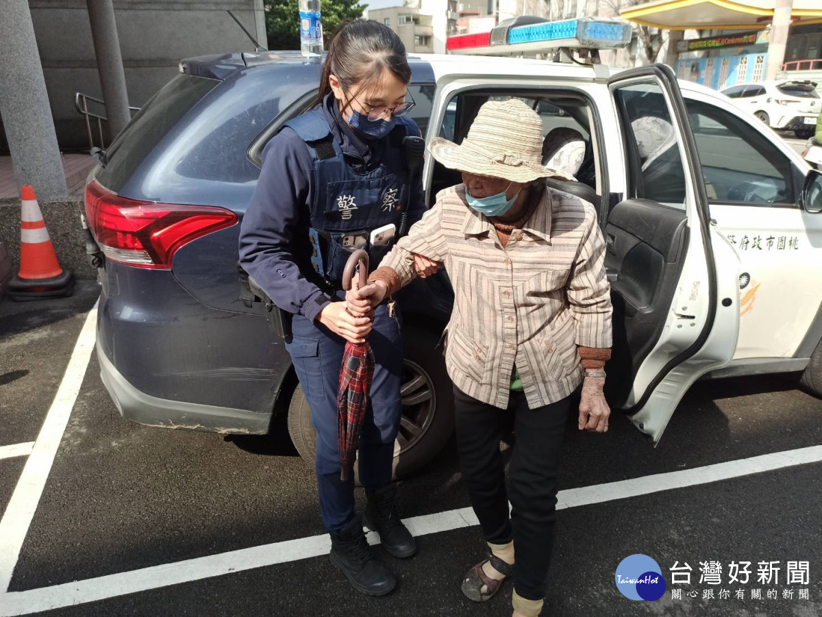9旬老婦迷途癱坐路旁，員警發現即刻救援<br />
<br />
