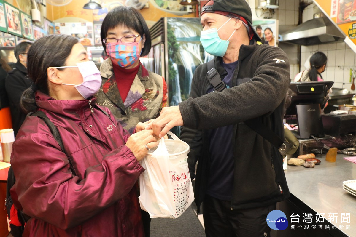 板橋陳新抄手店老闆陳新一將2碗酸辣抄手遞給阿素阿嬤  中為張錦麗局長
