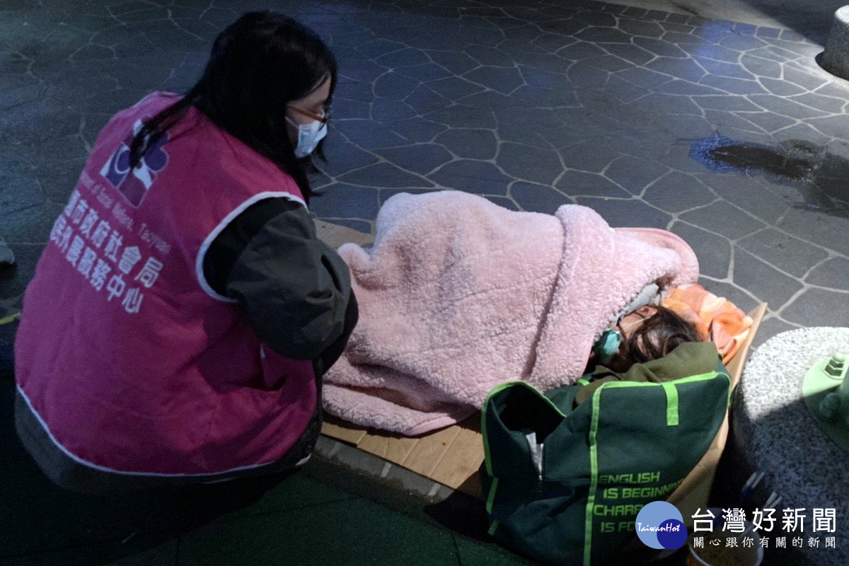 強烈大陸冷氣團來襲，桃園市政府社會局啟動低溫關懷機制助街友抗寒。