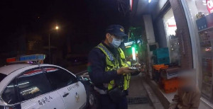 患有失智症的老翁，呆坐在和平路的超商前，經員警至現場關心處理，平安護送老翁返家