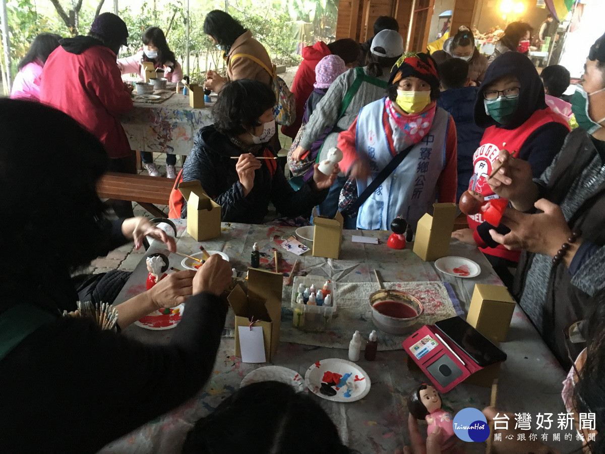 活動中有彩繪公仔手作等體驗。（記者扶小萍攝）