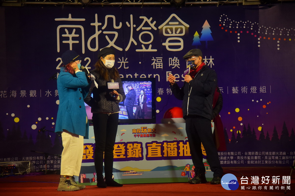 許淑華等來賓也抽出現金得主。（縣府提供）
