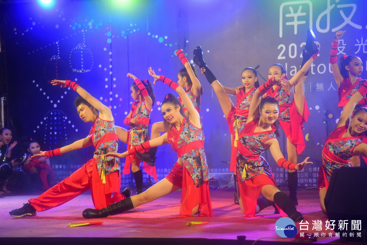 閉幕儀式中在地藝文團體精彩演出。（縣府提供）