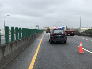 豆腐渣散落快速道，臺西警火速排除障礙護用路人安全/臺西警分局
