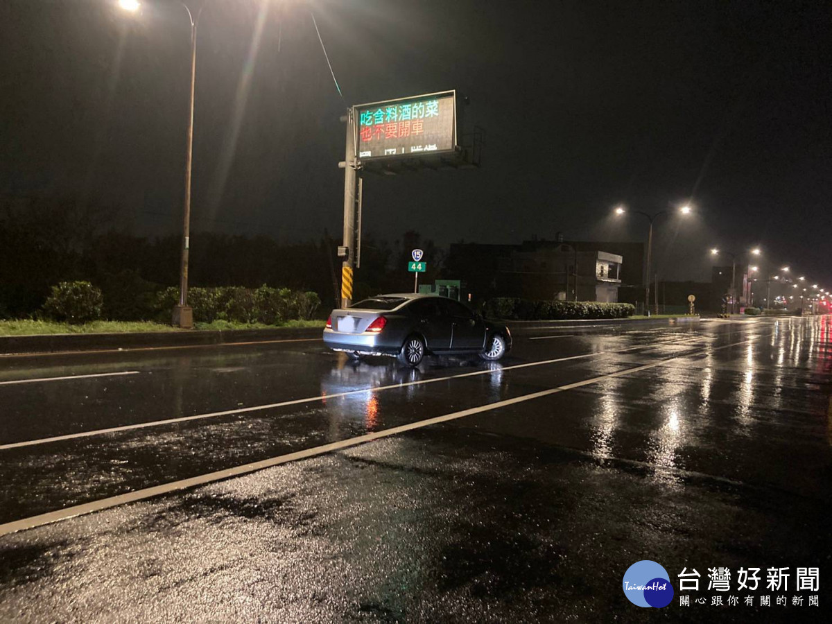 車輛突然爆胎卡在路中間<br />
<br />
