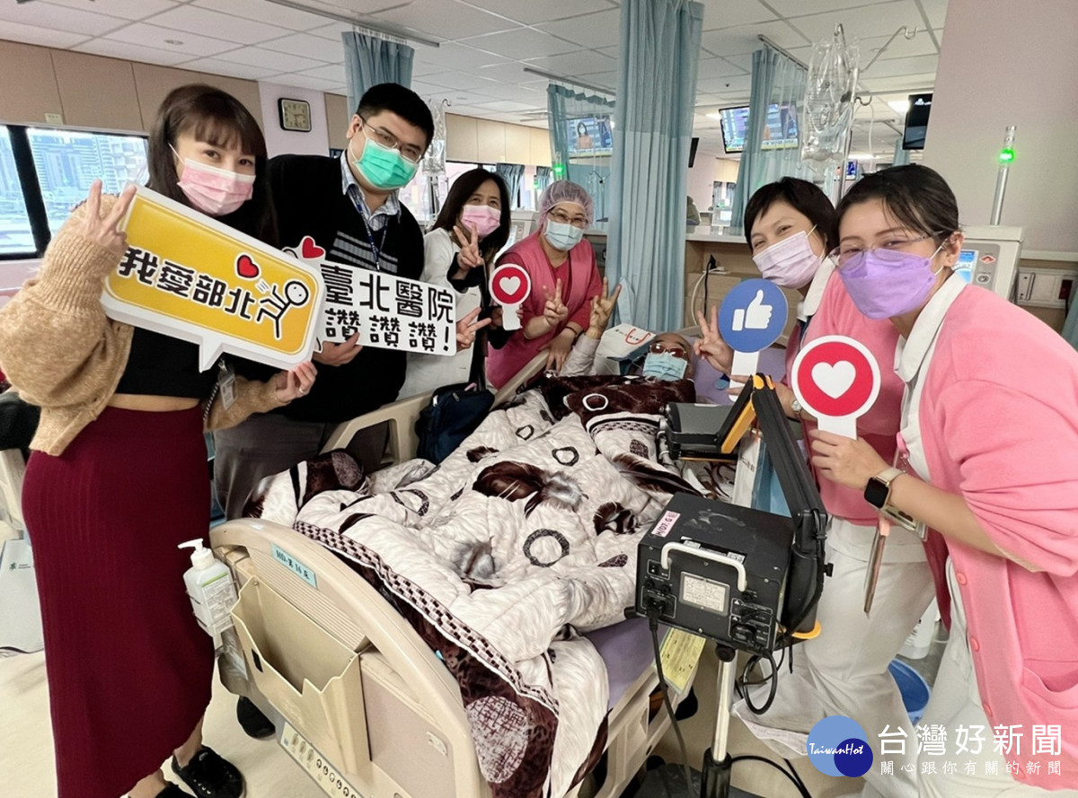 郭憲華副院長(左3)率同仁驚喜傳愛，讓陳爺爺開心表示好暖