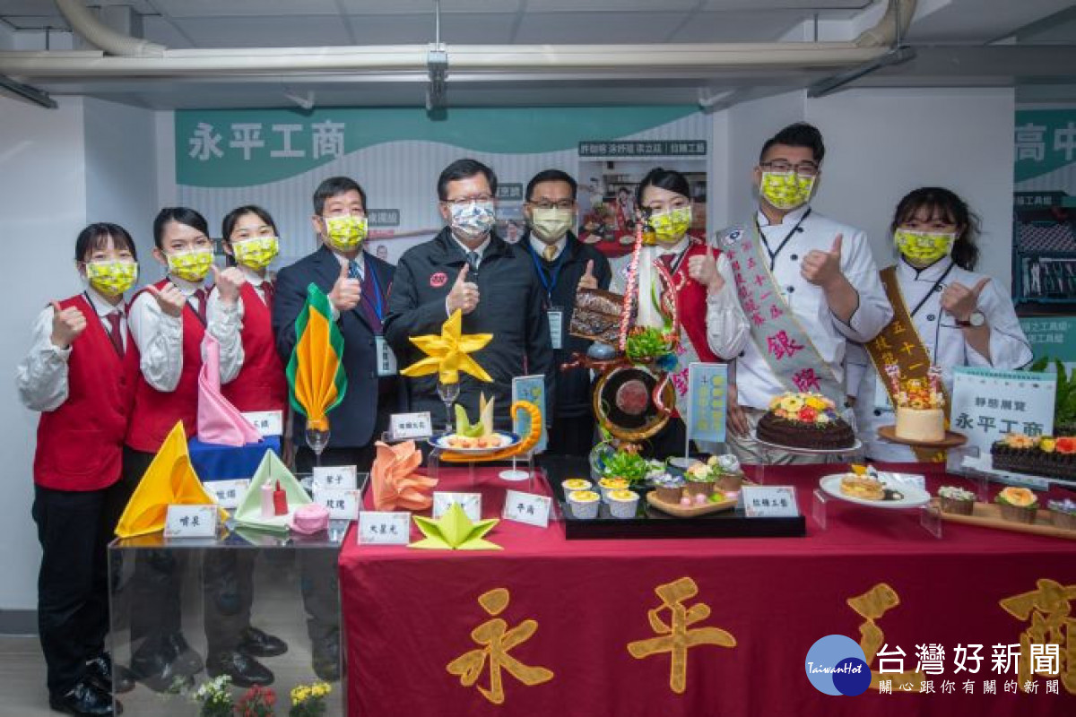 永平工商學生展現精湛的拉糖工藝與甜點技巧,鄭市長相當肯定