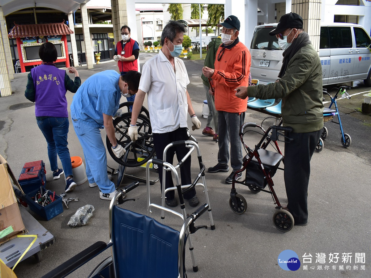 中彰榮家輔具檢測維修　讓榮家長輩散步健走更安全