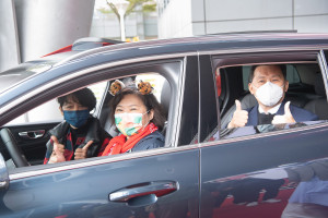 頭獎得主蘇小姐到嘉義市買車又抽中汽車／嘉義市府提供