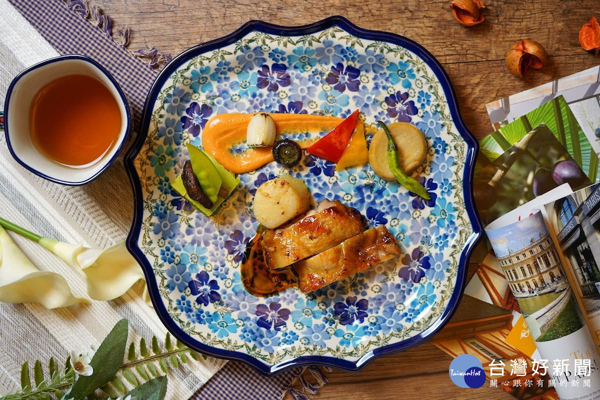 美味的佳餚搭配精美的瓷器，感受味覺與視覺的完美饗宴。