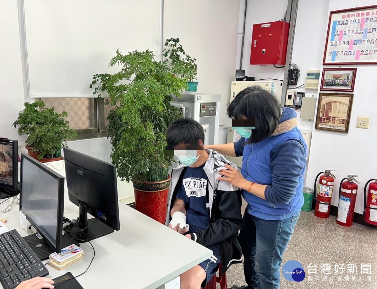 吳男受傷在家休養，沒想到迷上直播，差點賠上工作積蓄。（學甲分局提供）
