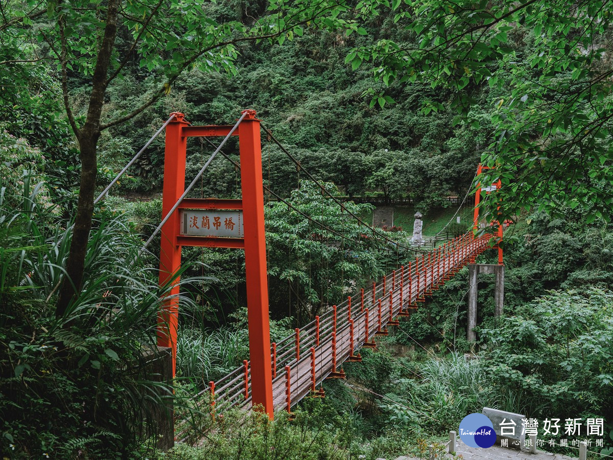 踏上朱紅色淡蘭吊橋來場自然之旅