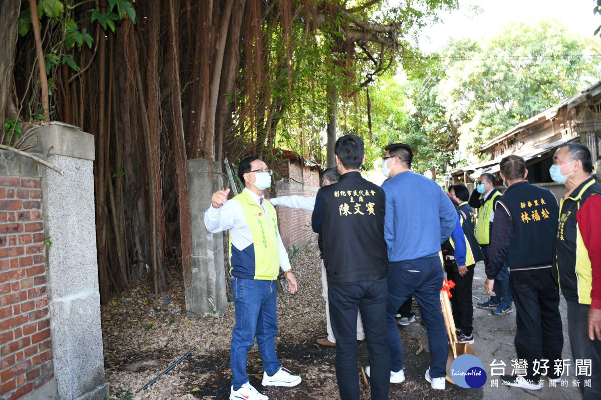 林世賢市長向市民代表會主席陳文賓等人說明臺鐵舊舊宿舍村的概況。圖／彰化市公所提供