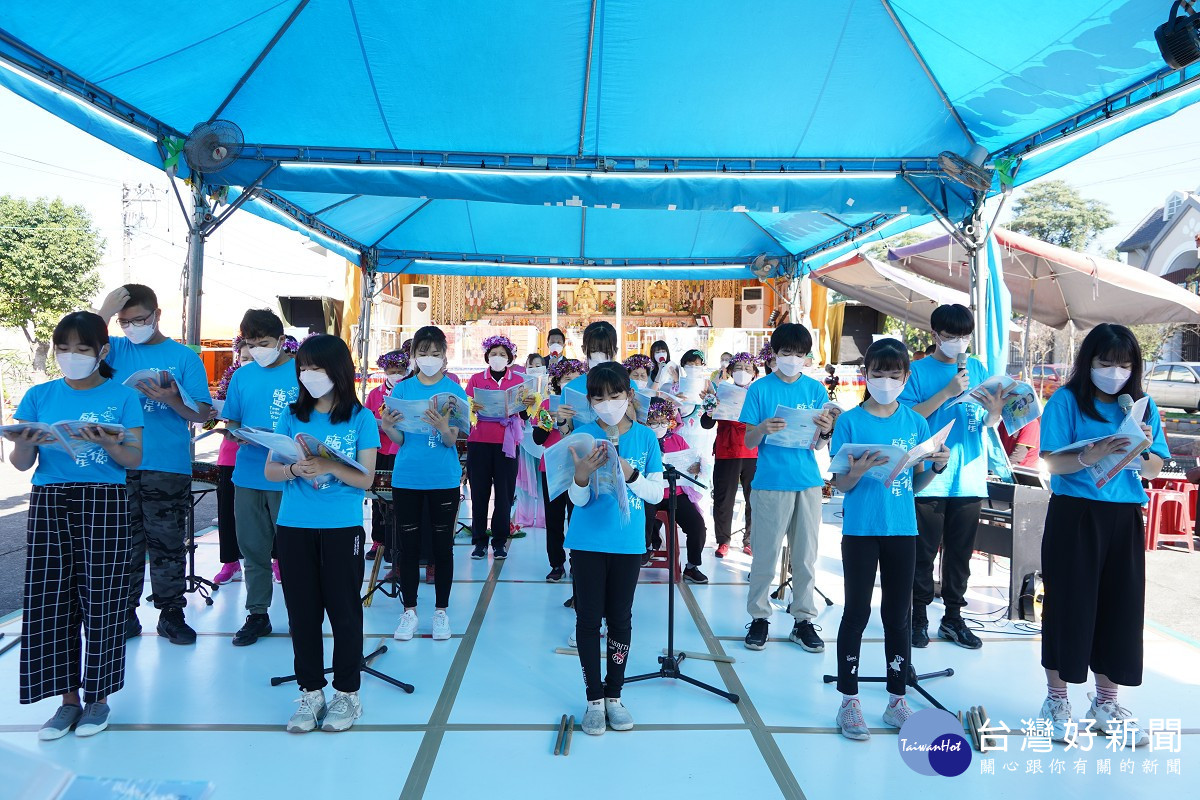 鹽埔三好樂團、鹽埔鄉樂齡學習中心-花鄉鼓舞團及箱子藝術團、鹽埔小衛星以虔誠歌聲祈請佛陀佛母回轉人間