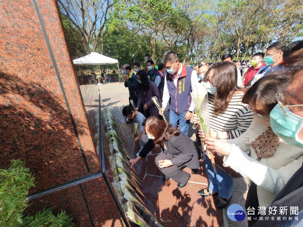 台南市政府在新營二二八紀念公園舉行和平追思會，各界約有200多人參與。