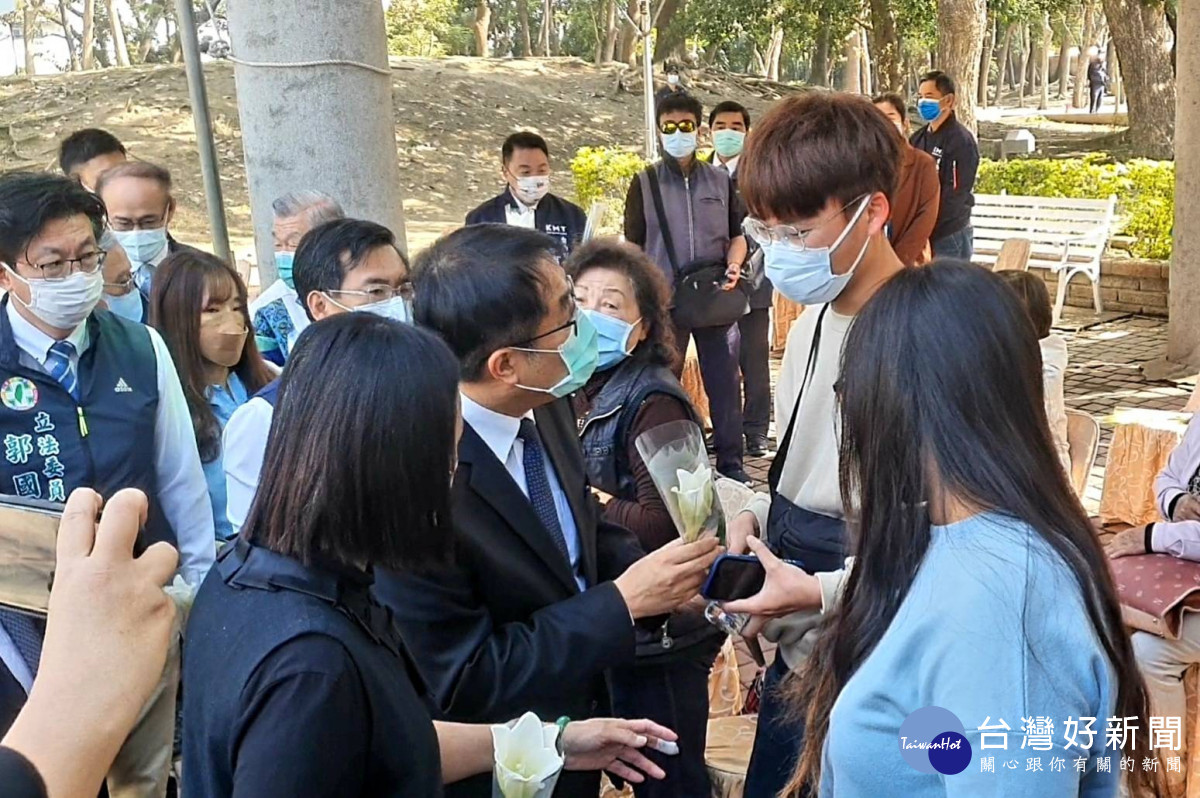 台南市政府在新營二二八紀念公園舉行和平追思會，各界約有200多人參與。