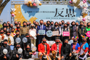 嘉義縣政府今天在府前廣場希望之樹前舉辦紀念音樂會／嘉義縣府提供