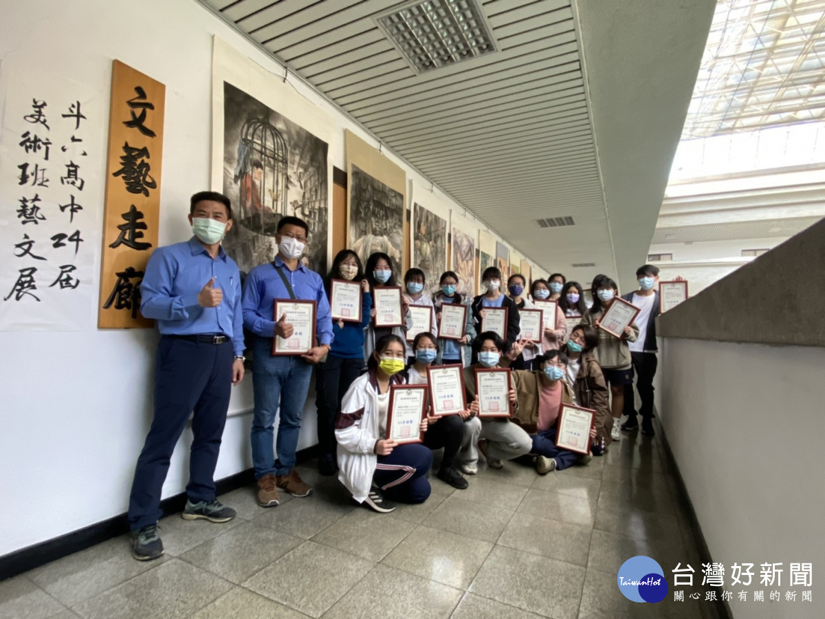 雲林縣警局邀請斗六高中第24屆美術班學生，在該局文藝走廊展出歷年作品／警方提供
