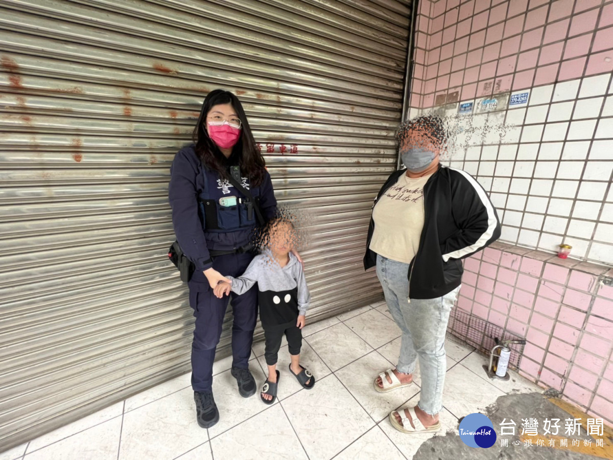 親友感謝員警幫助找到孩童<br />
<br />
