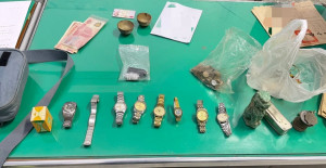 男子行跡可疑遭員警現場逮獲並從他身上起出一批手錶、龍銀及現金贓款等物/北港警