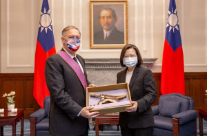 為表彰長期促進台美關係的貢獻，總統蔡英文（右）授勳前美國國務卿龐培歐（左）「特種大綬景星勳章」。（圖／總統府Flickr）