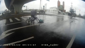 雲林騎腳踏車老婦不慎滑倒路中/臺西警分局提