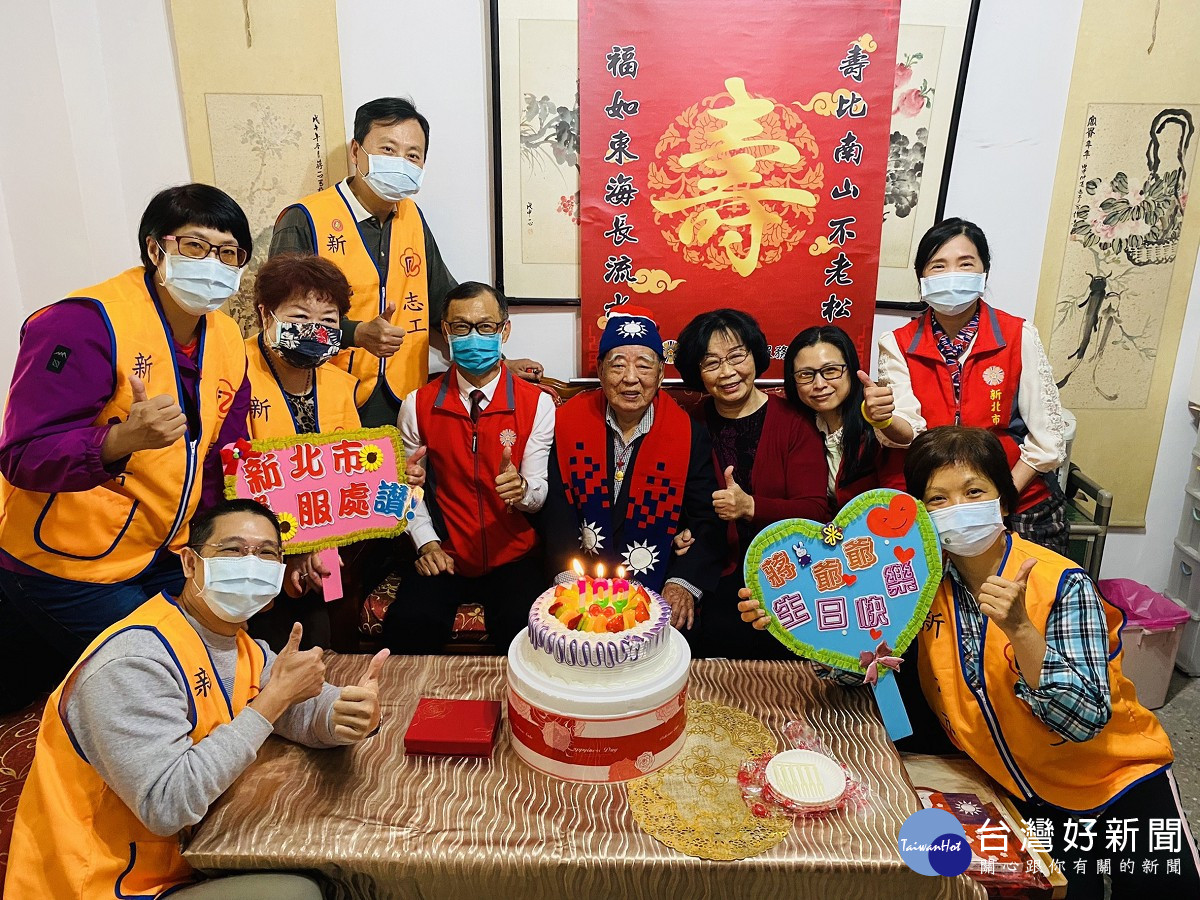 周興國處長(中左)率同仁及榮欣志工為蔣爺爺(中)慶賀百歲壽辰，蔣奶奶(中右)及女兒(右二)陪伴在側一同慶生。