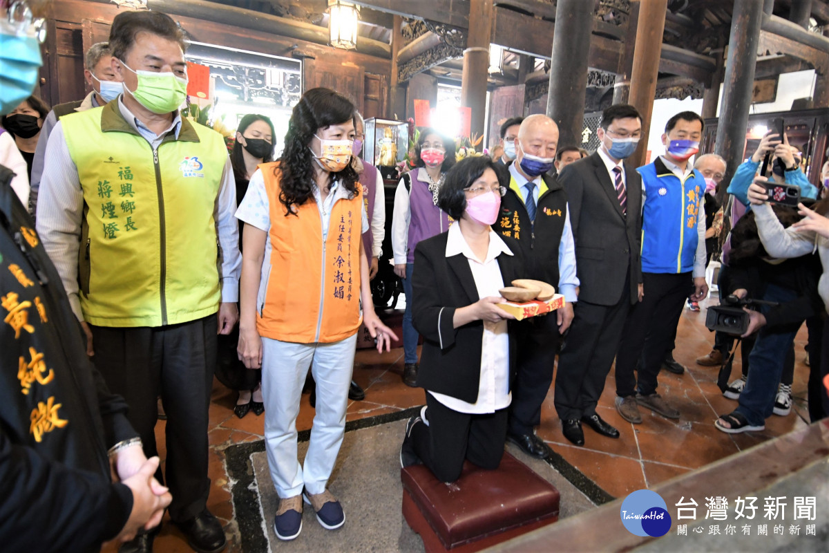 鹿港慶端陽活動「龍王祭」，由縣長王惠美擲筊請示觀世音菩薩，擇定5月8日龍舟下水。圖／記者鄧富珍攝