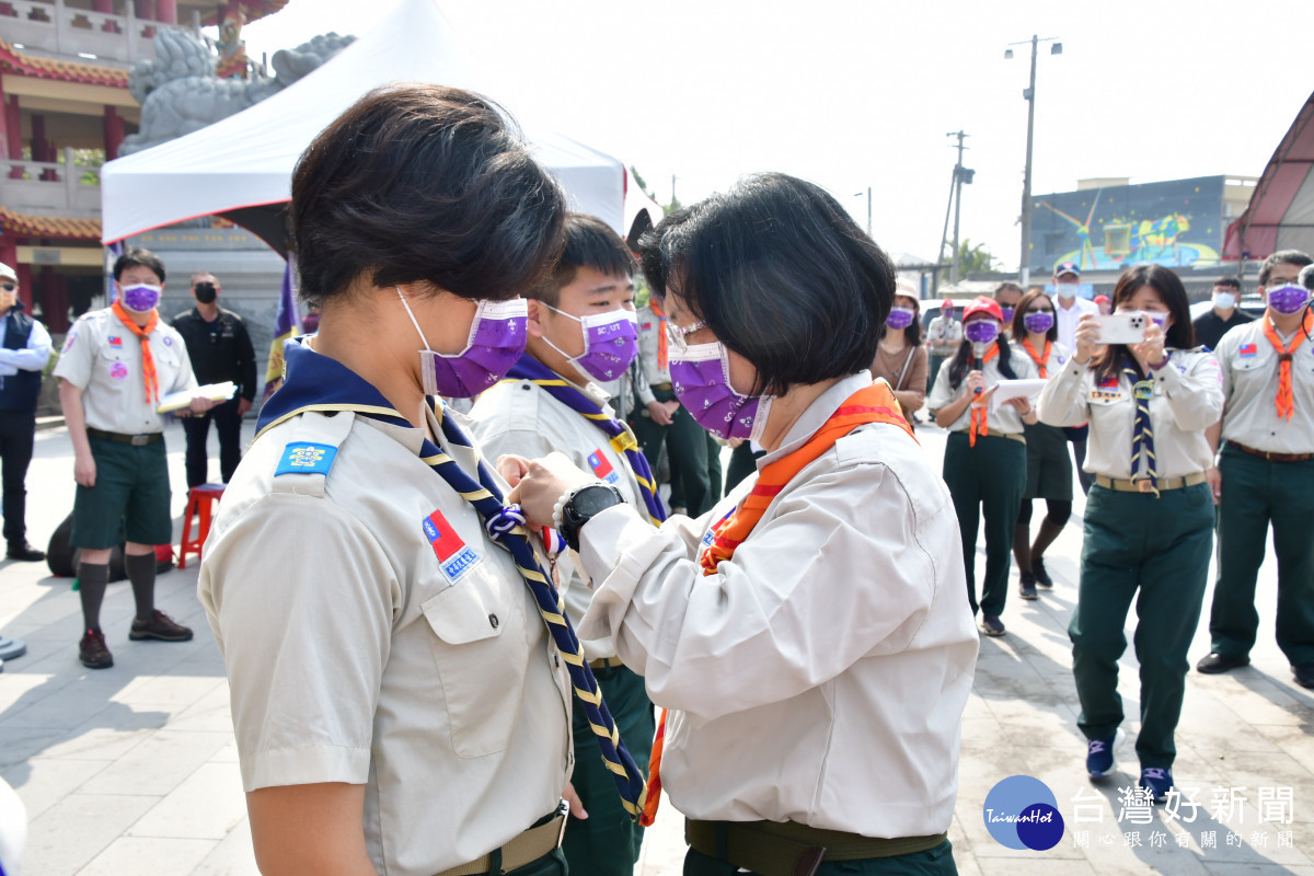 彰化縣慶祝三五童軍節，縣長王惠美為童軍表勳章。圖／記者鄧富珍攝