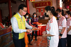 林世賢市長逐一發贈已加持過的開運文昌筆給學子。圖／彰化市公所提供