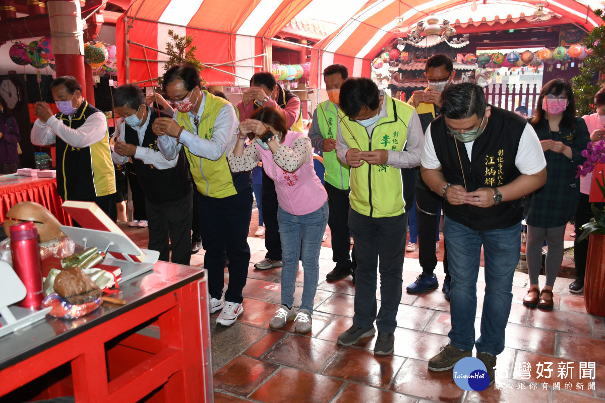 林世賢市長（前排右4）等人向文昌帝君祝壽並為考生們祈福。圖／彰化市公所提供