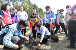 縣長王惠美、林務局南投林區管理處長李政賢、田中鎮長洪麗娜等人到場親植樹苗。圖／彰化縣政府提供
