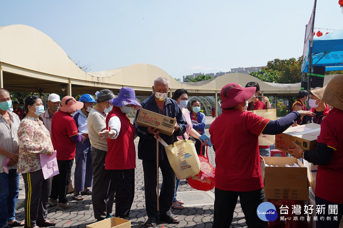 世界佛教正心會行動佛殿149站屏東萬丹，該會關懷弱勢發送愛心物資