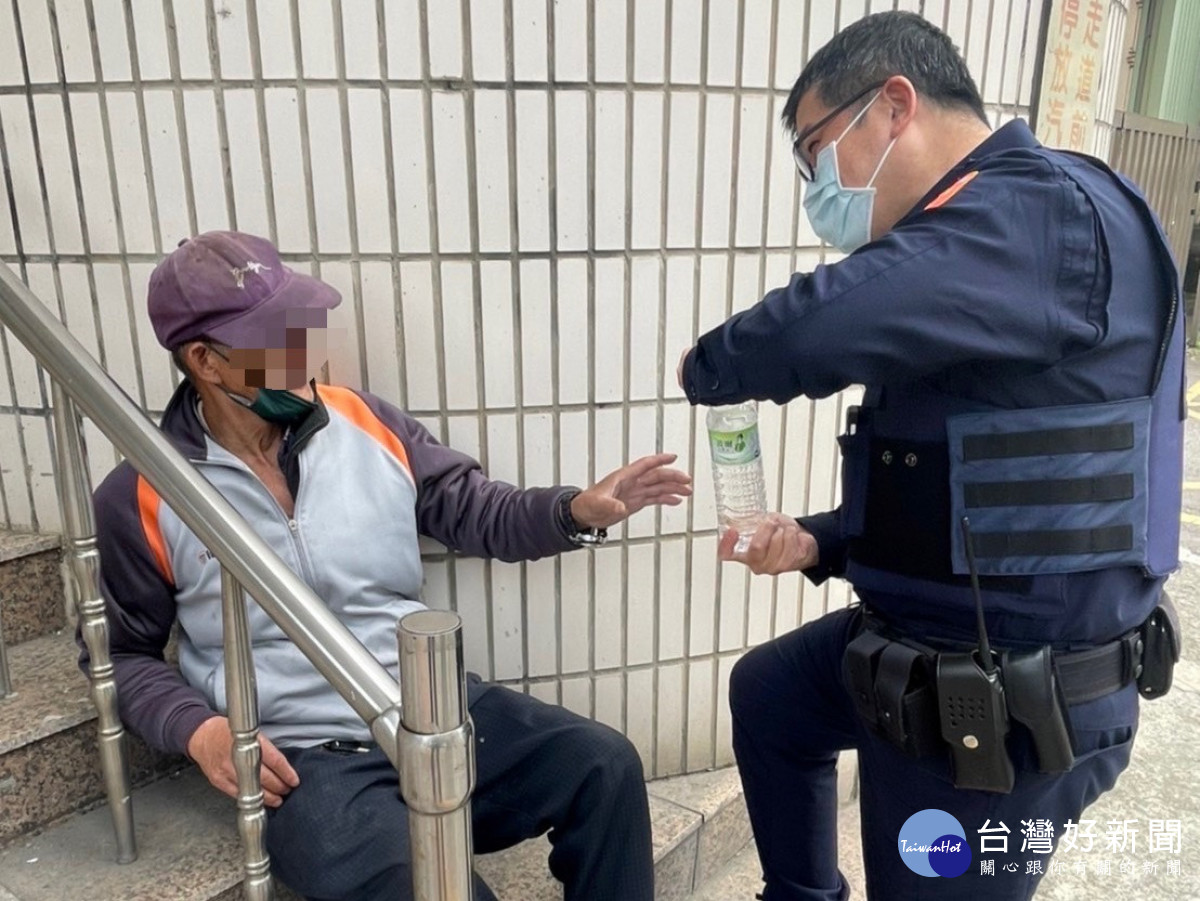 路過民眾擔心老翁身體狀況，便報警請求警方到現場協助<br />
<br />
