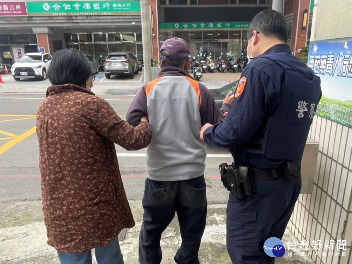 警方通知家屬前來將老翁領回