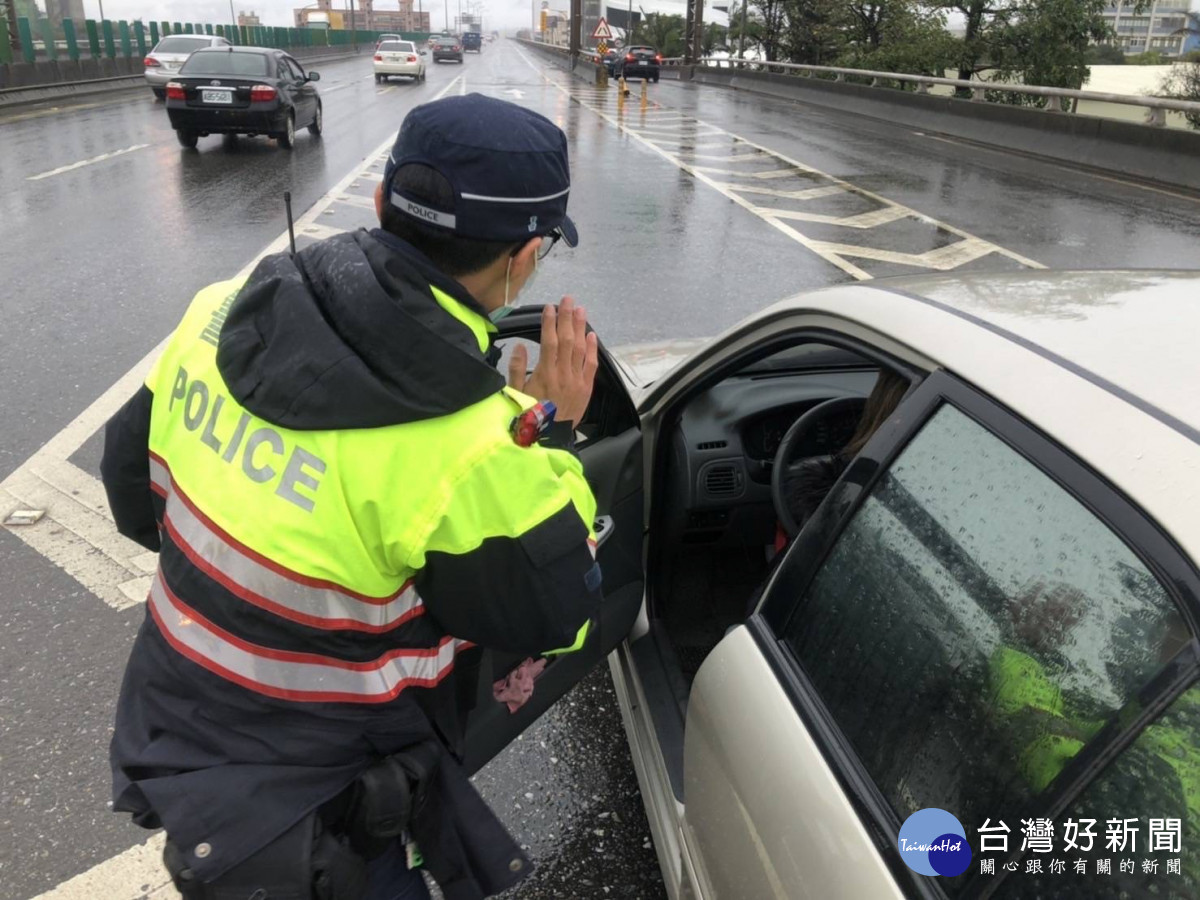 汽車拋錨困路中，熱心平警推車解圍