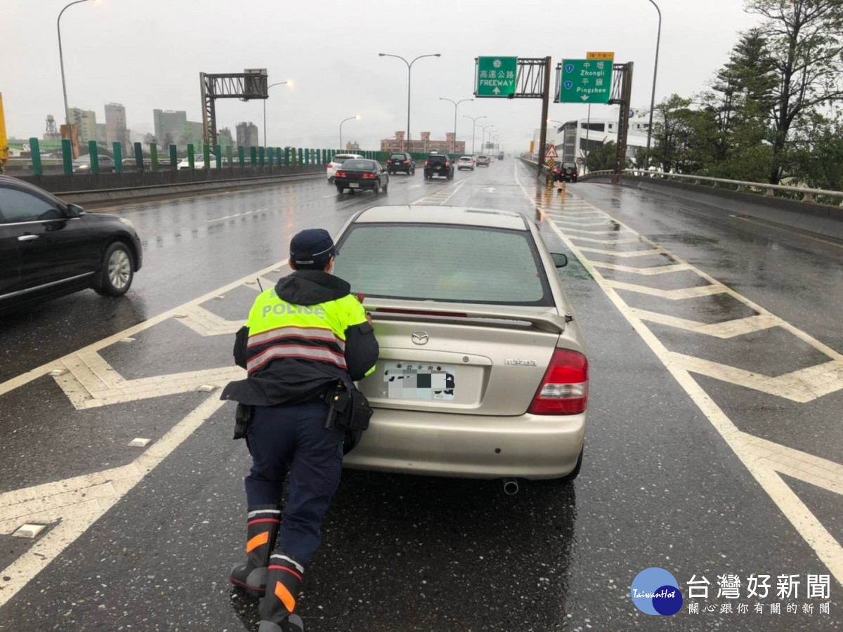 汽車拋錨困路中，熱心平警推車解圍