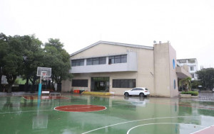 東明國中活動中心的屋頂為鐵皮浪板，加上西曬嚴重，夏季非常悶熱/雲縣府提供