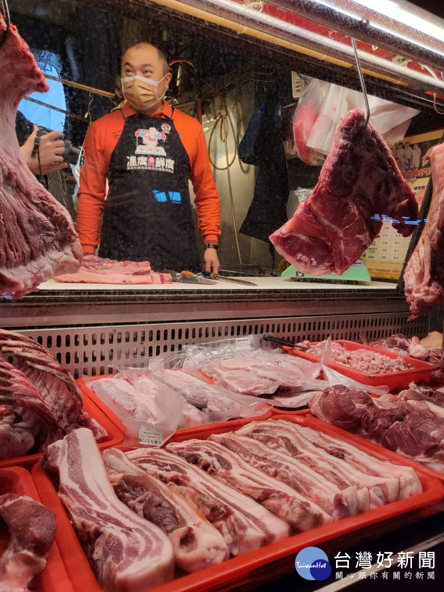 鄭茂洋從小在傳統市場長大，並經手家中豬肉販賣生意，已有25年經驗。